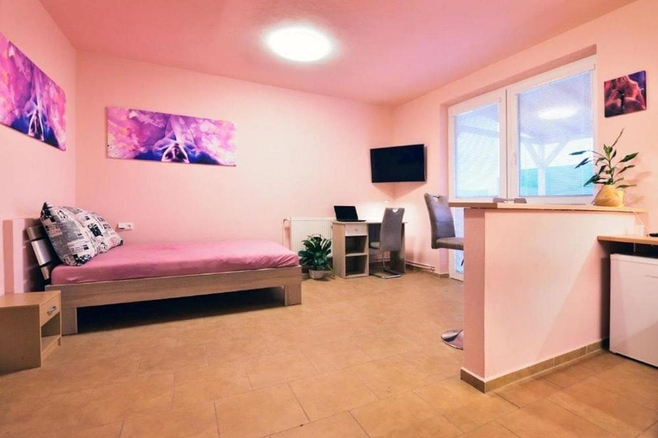 Nika Beds Hotel Pardubice Exterior foto
